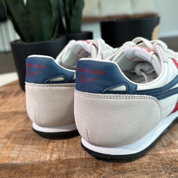 ASICS Onitsuka Tiger Light Grey UNISEX - Picture 4 of 11